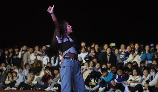 （新春走基层）武汉藏族学生用青春热舞欢度藏历新年