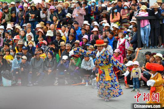 西藏各界代表共话变化与发展 纪念百万农奴解放65周年