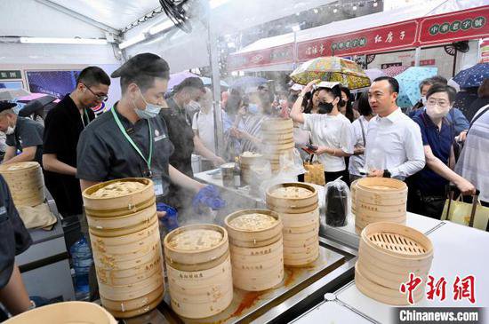 <em>香港</em>举行“上海美食节”<em> 市民感受</em>上海风情