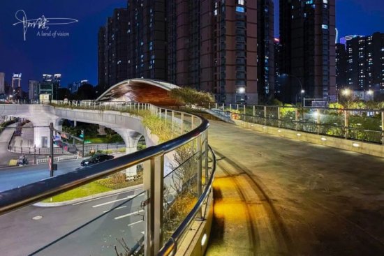 杭州有座“奇葩”天桥，造型别致，却<em>能</em>把景观和交通功能融于...