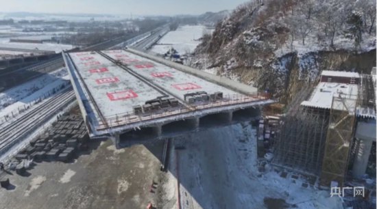 吉林省首座跨铁路公路桥梁“乾坤大挪移”成功转体