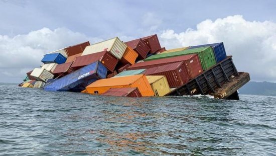 <em>一货船</em>在马六甲海峡发生严重倾斜