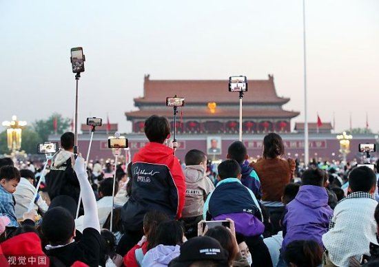 北京：五一假期 数万名群众天安门广场<em>观看升国旗仪式</em>