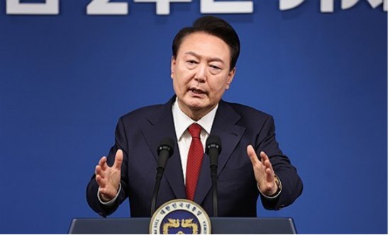 尹锡悦为妻子收受名牌包事件道歉后，韩总统府：没想到总统会...