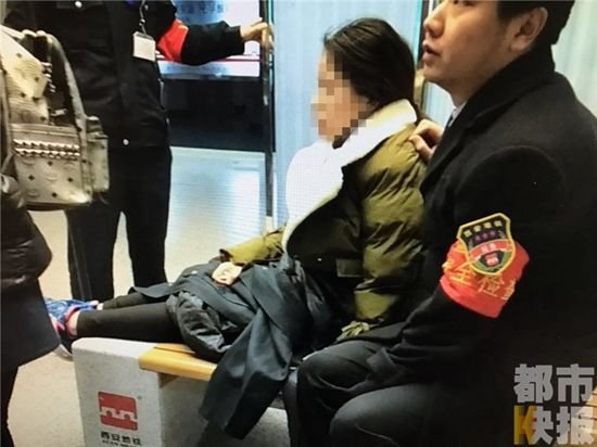 <em>凤城五路</em>地铁站一孕妇突然晕倒 工作人员紧急救助