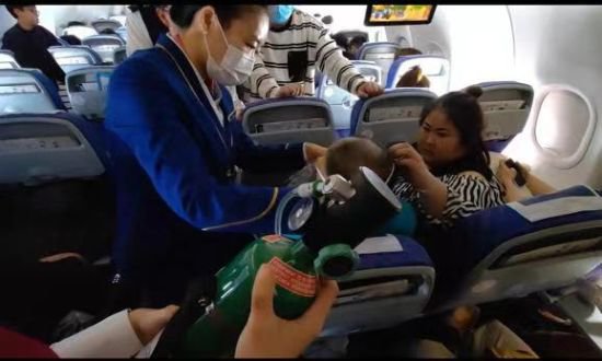 旅客空中腹痛难忍 南航空姐抱氧气瓶紧急救助 40分钟守护旅客...
