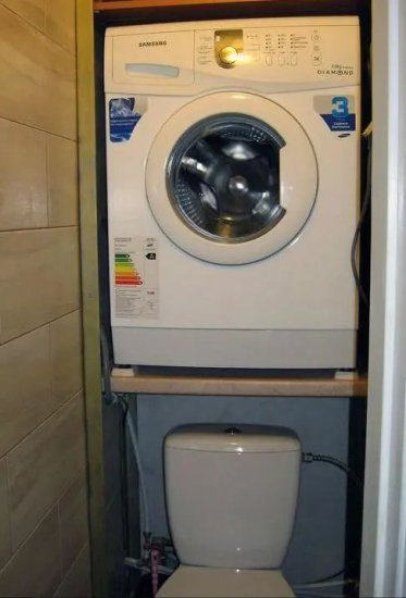 卫生间还能这么“奇葩”？<em>洗衣机</em>装在马桶上方，居然还能省空间