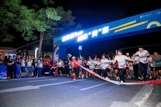 <em>珠海</em>举办首届荧光乐跑主题活动，500人活力开跑