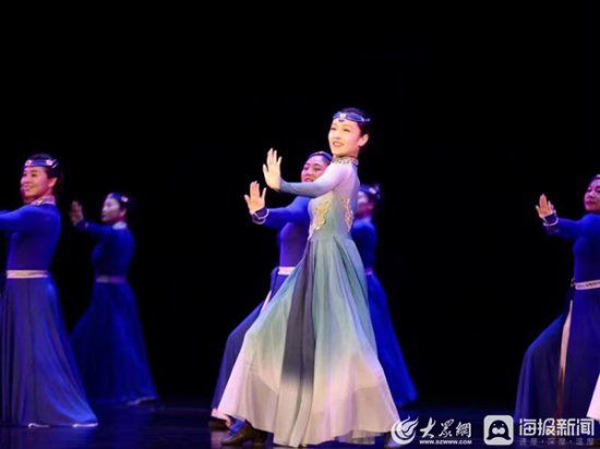 《中国<em>舞蹈考级</em>》教材新闻发布会在烟台举行