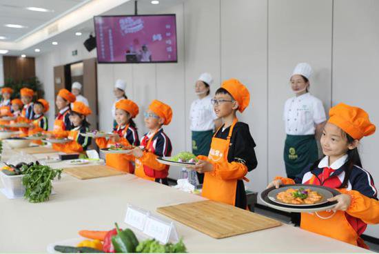 黑龙江省哈尔滨市继红小学开展“我为妈妈做顿饭”校企共育活动