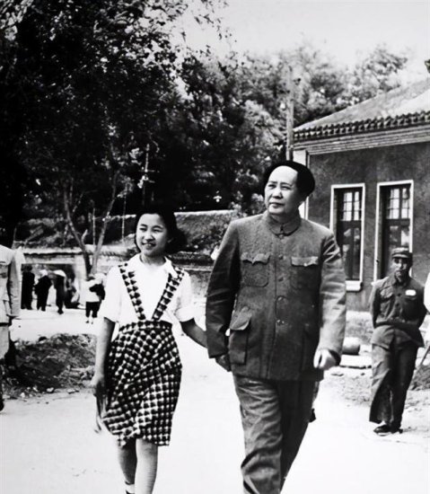 1984年，李讷与王景清回韶山，跪倒在田埂上痛哭：爸爸我想你了