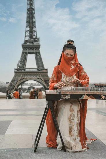 法国街头，“古筝女孩”展现<em>中国传统</em>文化之美