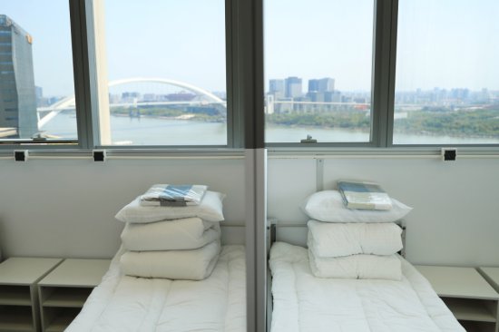 上海首个写字楼改造的方舱<em>医院</em>：有一线江景，容纳3000多张床位