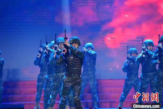 武警福建总队举办新春文艺演出 官兵与家属欢聚
