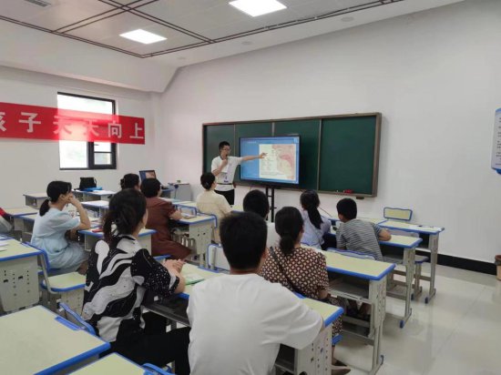 河南西峡：返乡大学生掀起学习热潮