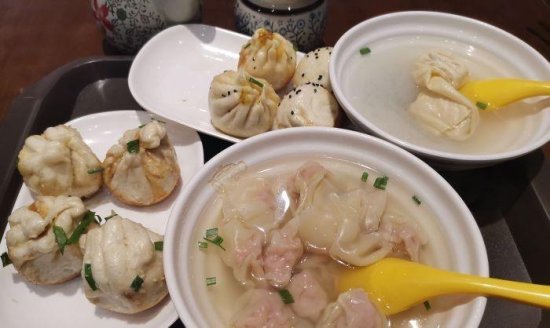 <em>上海排名第一的生煎</em>包，配牛肉粉丝汤是一绝，端到餐也没位置吃