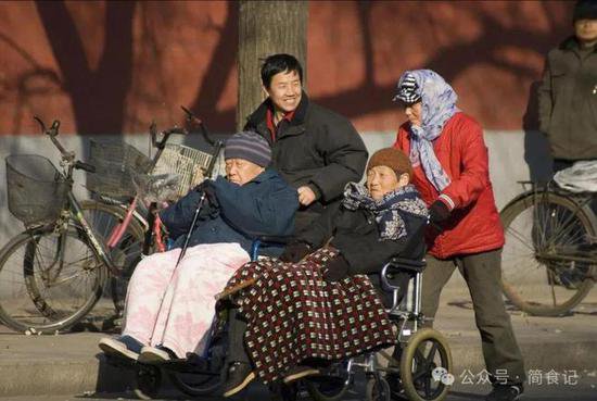 <em>中国人均寿命</em>81.3岁，而男女的命差却越来越大，长寿秘诀到底...