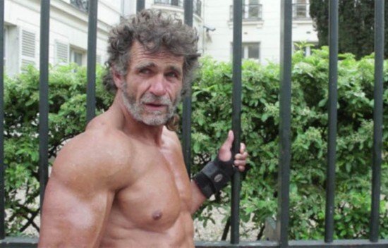 <em>巴黎</em>50岁流浪汉街头健身变“肌肉型男”受追捧