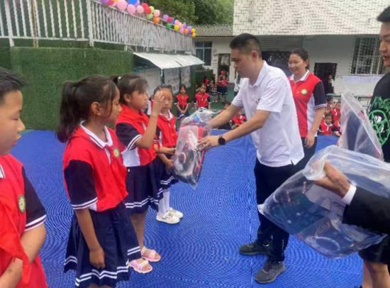 彝族村里的小学生收到了儿童节“大礼包”