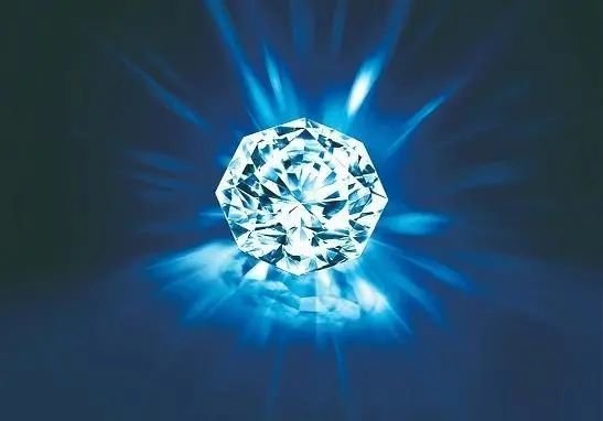 周<em>百福珠宝</em>课堂 | 什么是钻石荧光？它会影响钻石的价值吗？