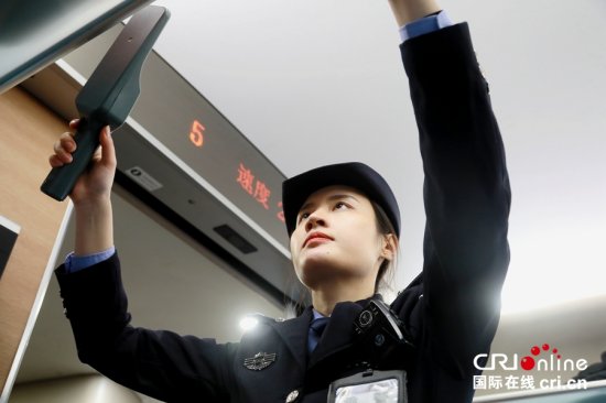 “最美坚守”：“95后”郑州高铁女警的首个春运