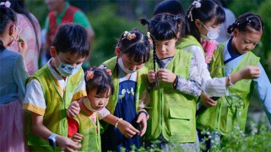 做团扇享月饼 武汉文旅志愿者带领公众在武汉植物园体验国风中秋