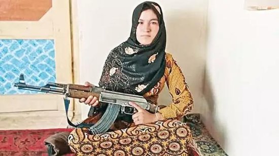 目睹双亲被杀，阿富汗16岁女孩拿起枪反击<em>打死</em>3名武装人员