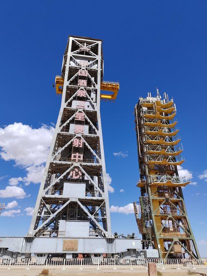 揭秘酒泉卫星发射中心发射塔架的故事：中国航天如何拾级而上...