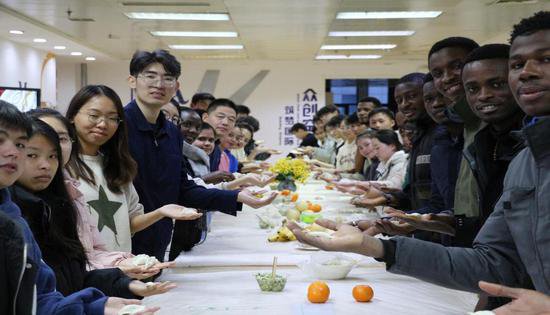 天津城建大学国际教育学院举办冬至包饺子活动