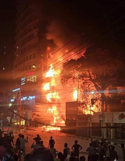 孟加拉国达卡市<em>中心</em>餐馆火灾已致至少46人死亡