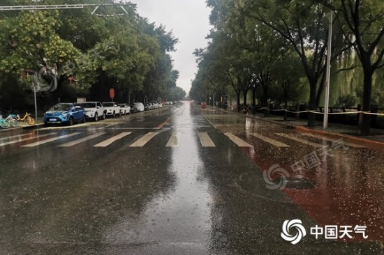 <em>北京</em>大部雨水突然“到访”道路湿滑<em> 今天</em>上午降雨将逐渐结束