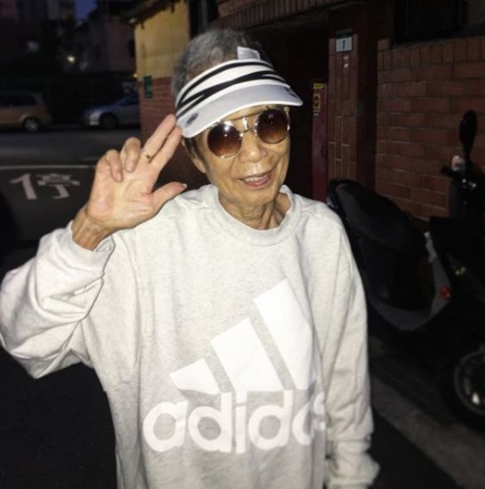 91岁中国奶奶穿搭街拍潮爆全网，引10万网友争相模仿：因为她，...
