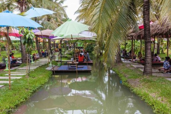 曼谷网红餐厅推荐O2 Kaffee & Bistro，在椰林里划着<em>船</em>吃美食