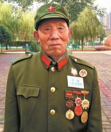 1953年，中央派人到河南一家招待所，接一位清洁工赴京，他是谁...