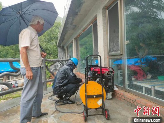 <em>北京</em>房山：应急发电机“坐”着铲车为居民送来临时电源