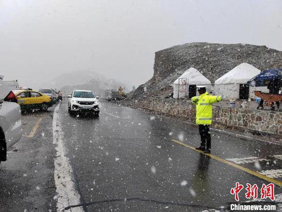 <em>新疆</em>两条“最美公路”实施冬季封闭管理禁止车辆通行