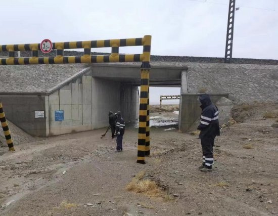 青藏公司德令哈工务段以雨为令 迅速出动确保铁路运输安全