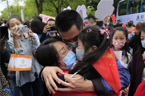 为武汉拼过命的他们正式回家啦！上海援鄂医护解除隔离