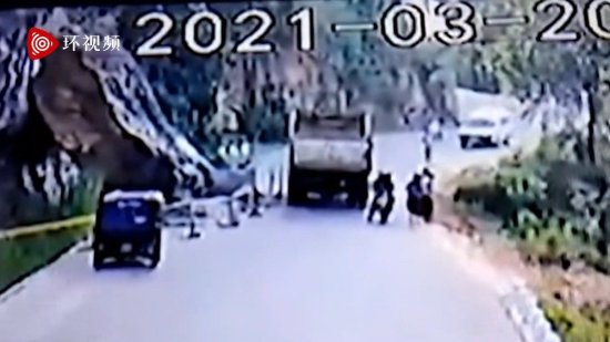 斯里兰卡一公交车<em>冲下悬崖</em>，造成14人死亡 车辆坠崖一幕曝光！