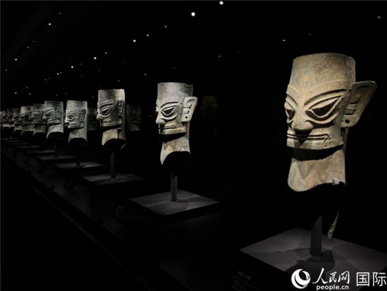 外国游客走进三星堆博物馆 感受古蜀文明的辉煌
