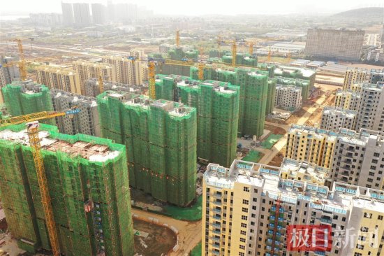 武汉一还建房42栋主楼全面封顶，建成后将惠及3300余户居民