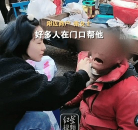 一残疾人<em>卖水果</em>跪地打滚！知情人：他在上海有房有门面