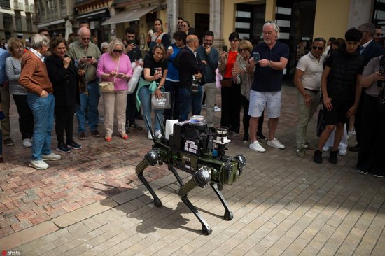 西班牙马拉加展示<em>机器人</em>警犬 将协助当地警察巡逻
