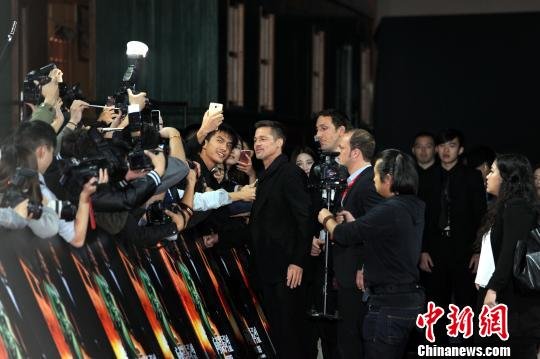 《<em>间谍同盟</em>》上海首映 布拉德·皮特首度来华宣传人气爆棚