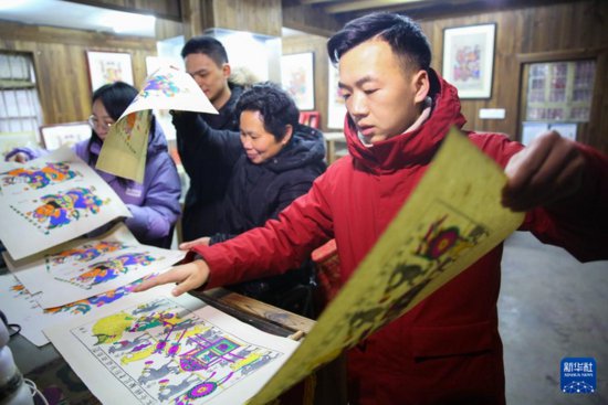 湖南隆回：印制传统年画迎新春