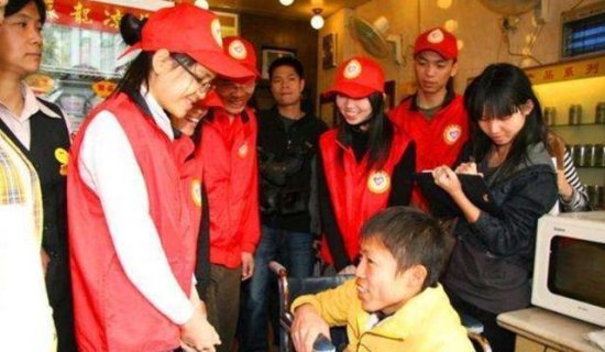 2008年汶川大地震，那位在广州捐款185元的乞丐，后来<em>怎么</em>样了...