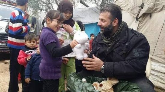 最暖心的走私犯：冒死为叙利亚孩子偷运玩具5年