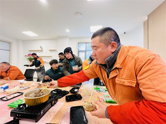 情牵一线劳动者 寒冬里的“火锅宴”让人暖胃更暖心