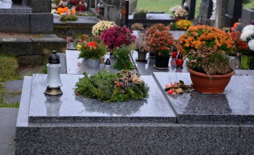 0.4平米浓缩一生，杭州80后女墓碑设计师看到的人间事