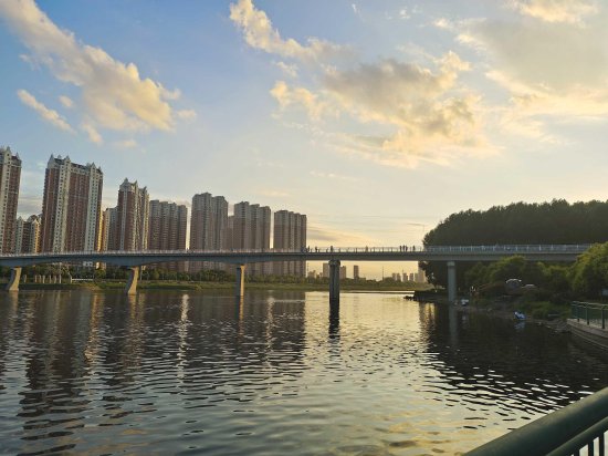 <em>夕阳西下的</em>锦州东湖公园景色迷人